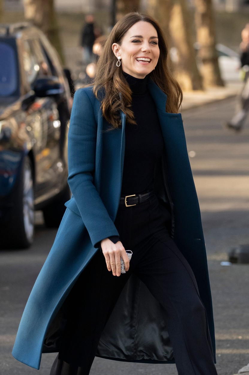 Kate Middleton, într-un palton albastru, pe stradă în Londra