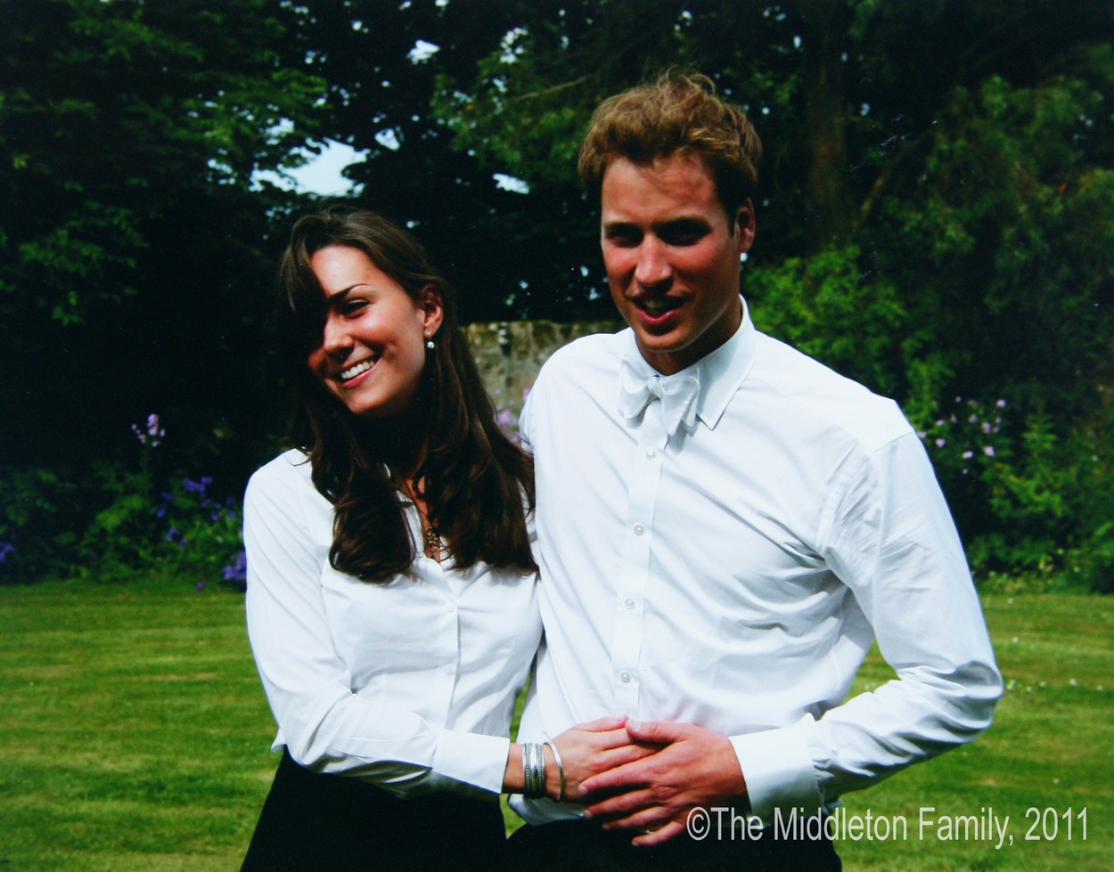 Kate Middleton și Prințul William, în cămăși albe, fotografiați în ziua absolvirii facultății