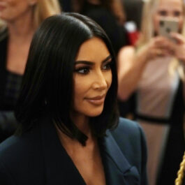 Kim Kardashian, cu părul tuns bob, la un eveniment monden