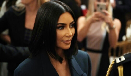 Kim Kardashian a șters o poză în costum de baie după ce a fost acuzată că își prelucrează fotografiile. Fanii au observat că are un picior prea subțire