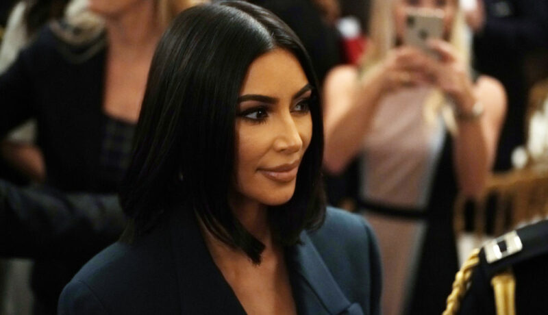 Kim Kardashian, cu părul tuns bob, la un eveniment monden