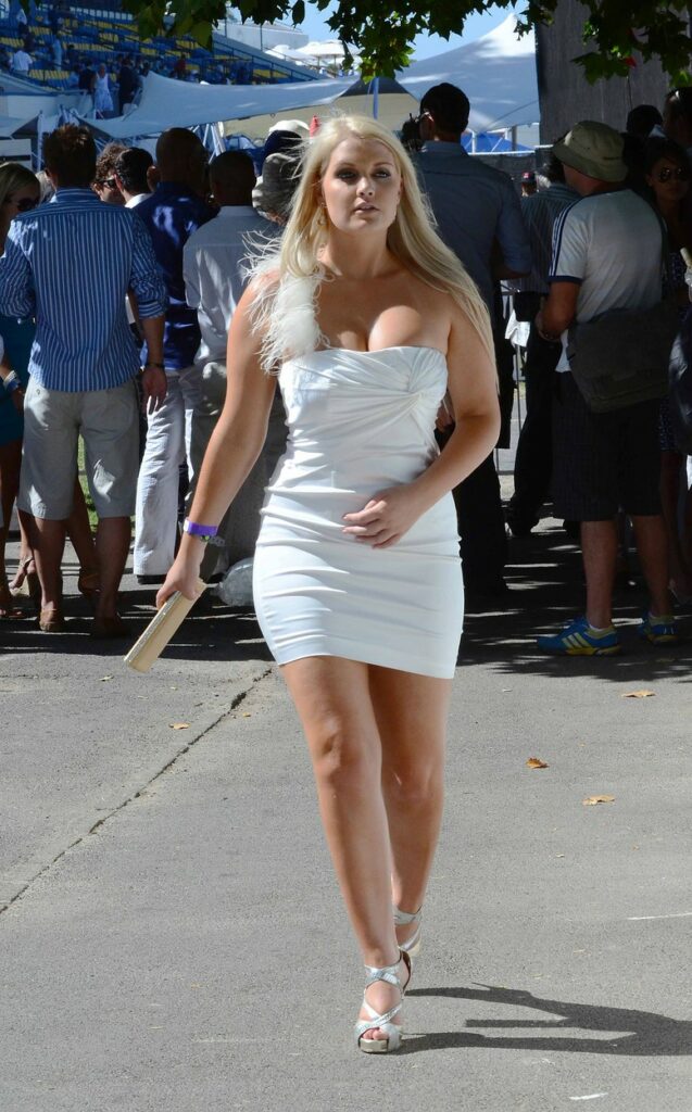 Kitty Spencer, mai plinuță, la un eveniment monden, într-o rochie albă