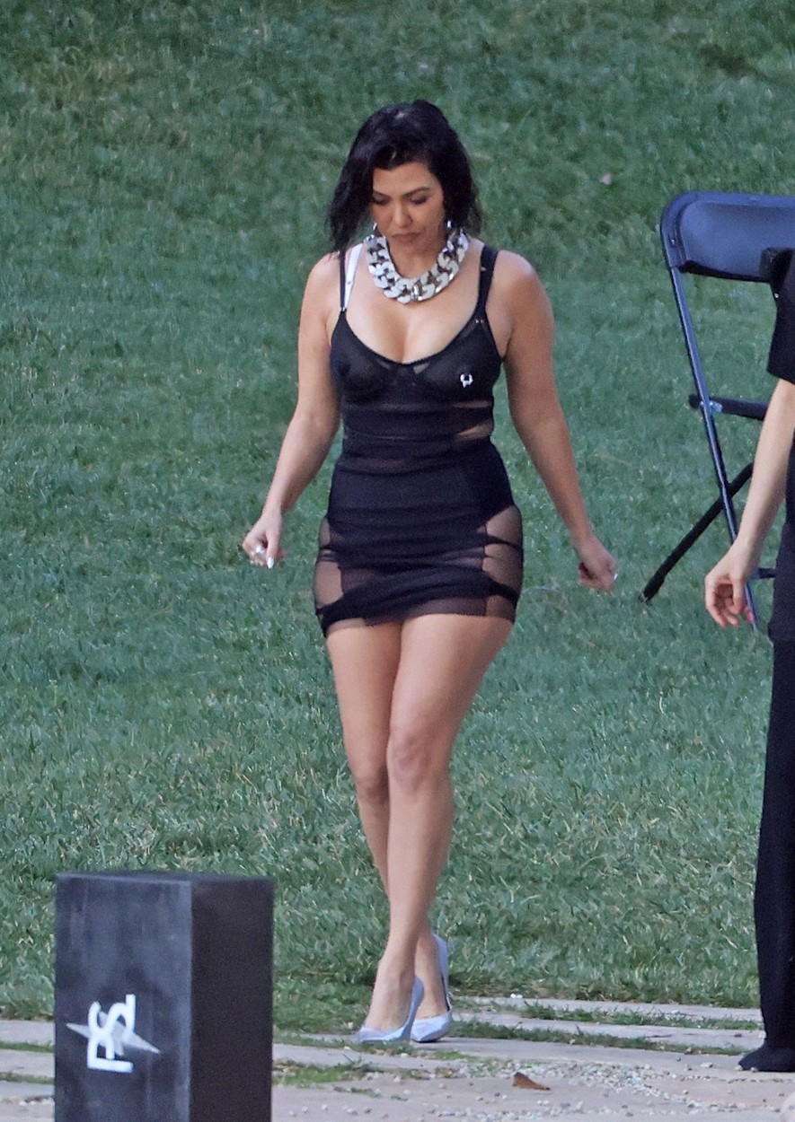 Kourtney Kardshian, într-o rochie scurtă, neagră, extrem de sexy