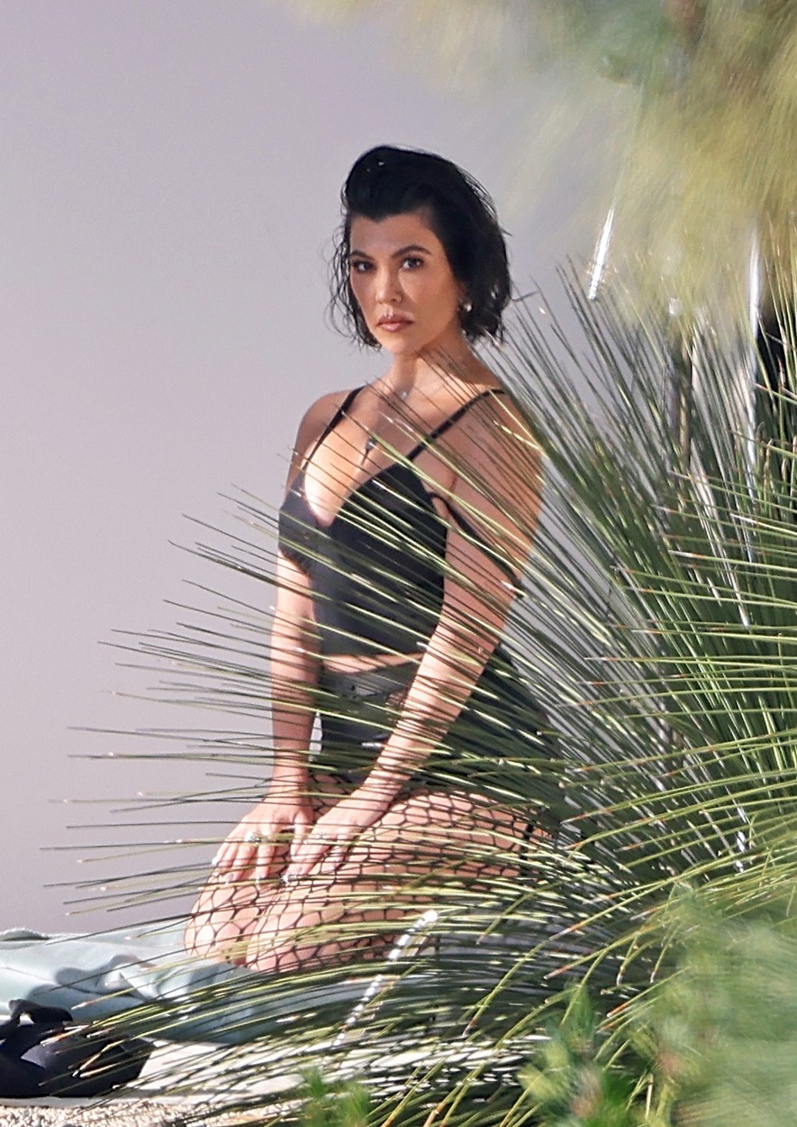 Kourtney Kardashian, sexy, la o ședință foto incendiară