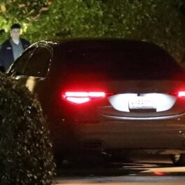 Mașina lui Kim Kardashian, fotografiată în timp ce pleacă de la casa lui Jeff Bezos