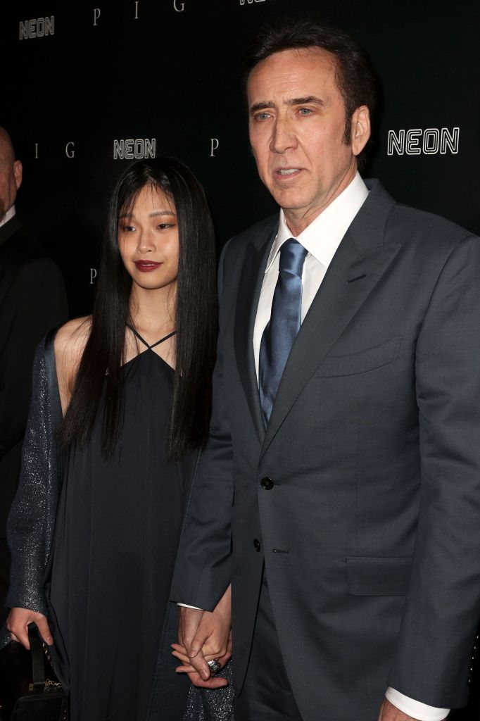 Nicolas Cage, fotografiat în timp ce o ține de mână pe Riko Shibata, pe covorul roșu