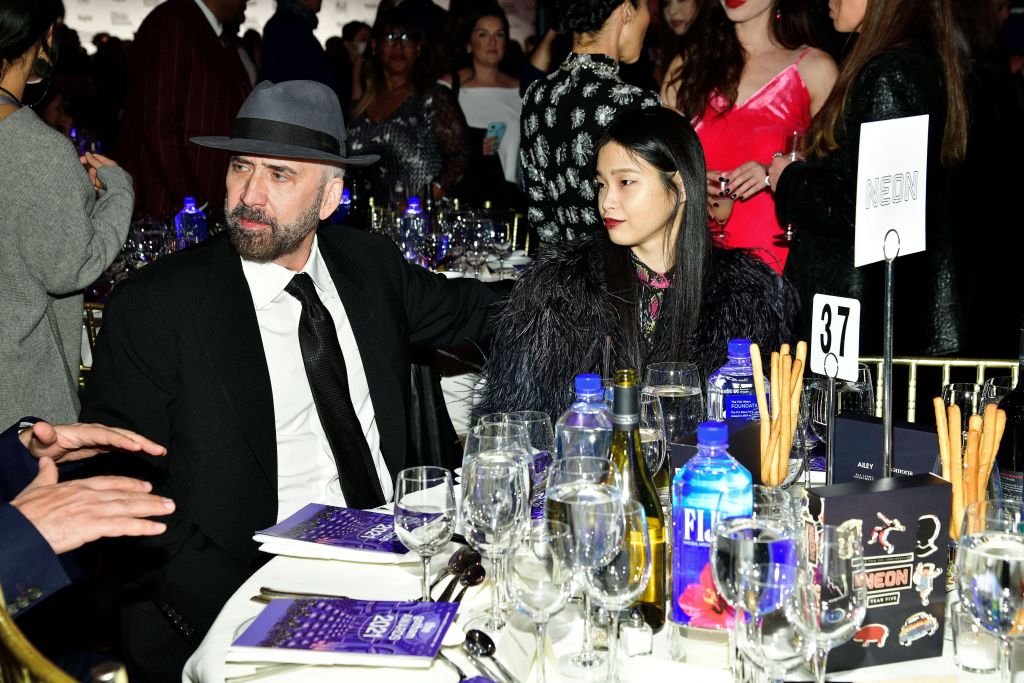 Nicolas Cage, la masă cu soția sa, la un eveniment monden, îmbrăcați elegant