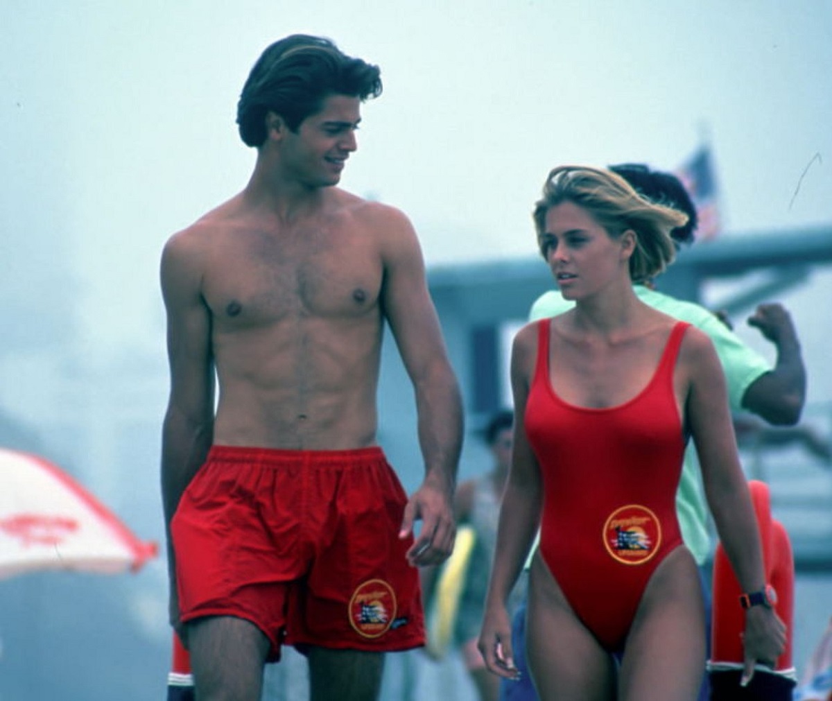 Nicole Eggert într-un costum de baie roșu în serialul Baywatch