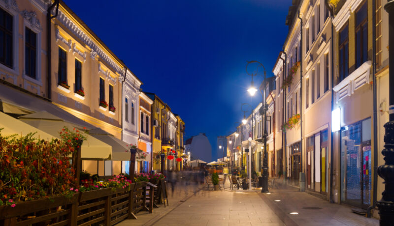 O stradă luminată din Craiova, cu apartamente