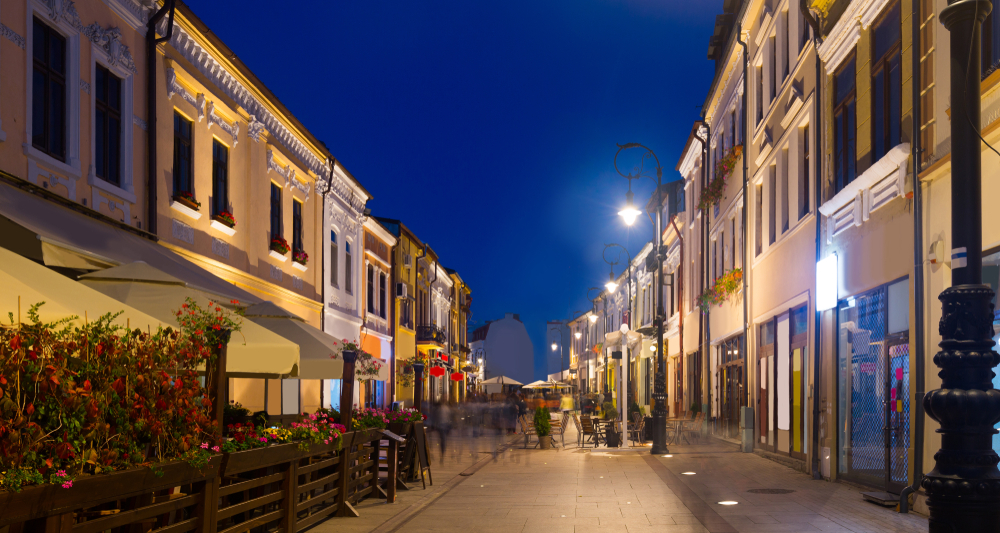 O stradă luminată din Craiova, cu apartamente