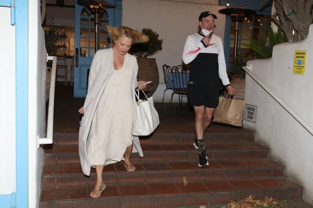 Pamela Anderson, fotografiată în timp ce iese dintr-un restaurant, alături de un prieten