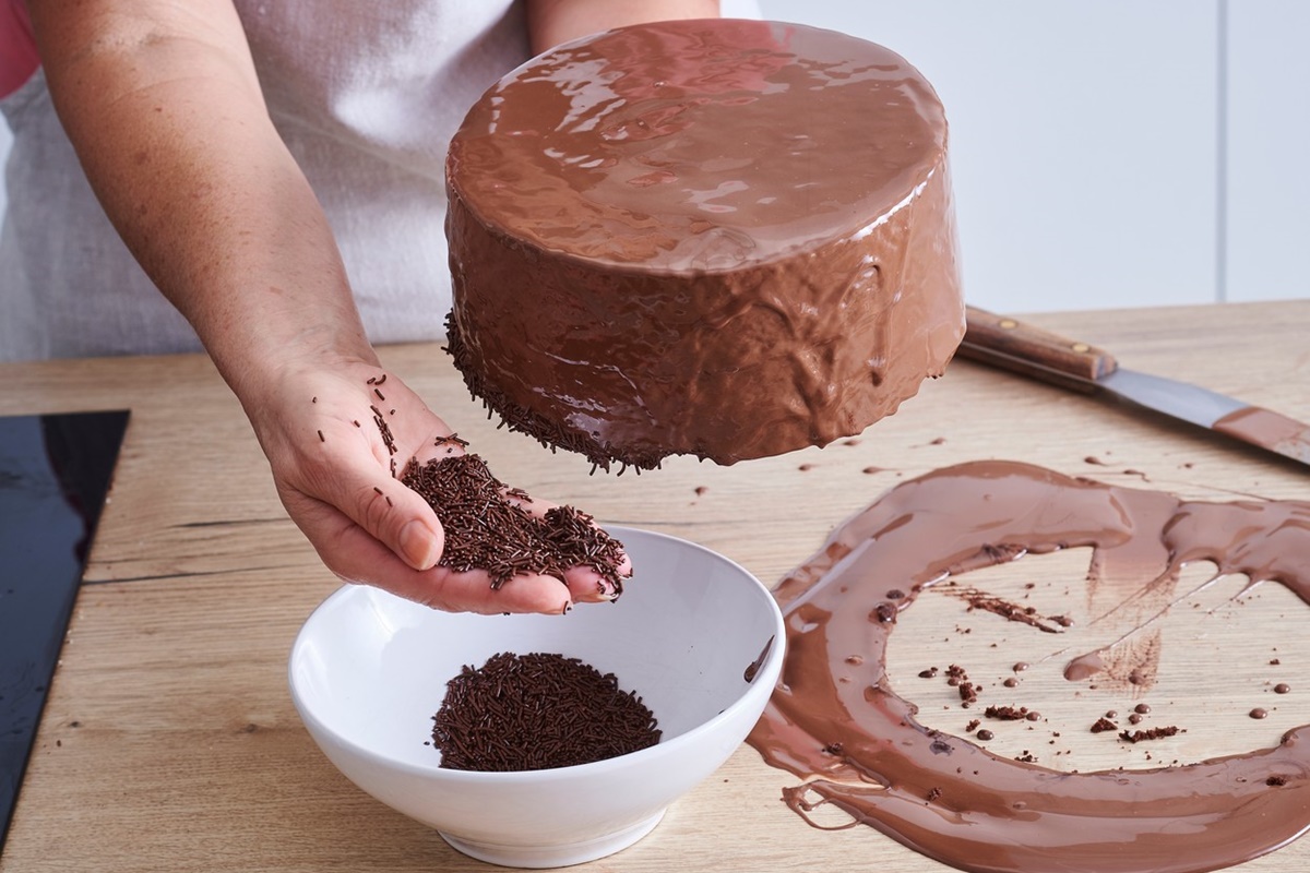 Poză cu pasul de decorare tort Mozaic cu vermicelli de ciocolată
