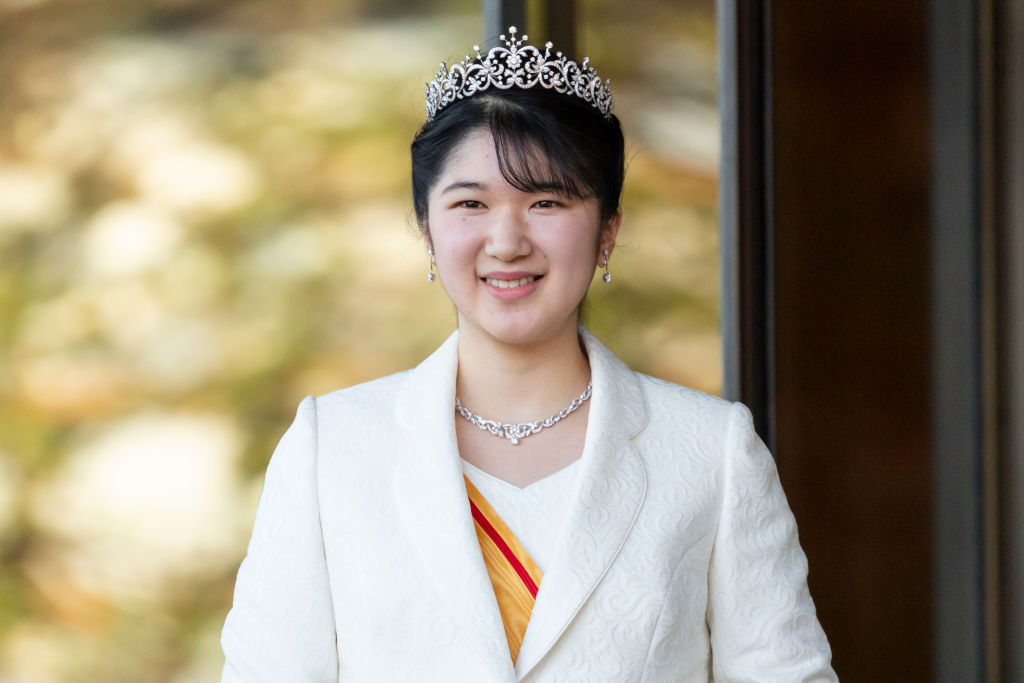 Prințesa Aiko a Japoniei, cu tiara pe cap, în ziua încoronării