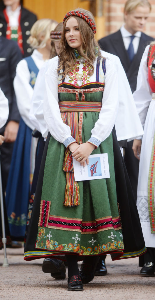 Prințesa Ingrid Alexandra, îmbrăcată în haine tradiționale, la un eveniment al Casei Regale din Norvegia