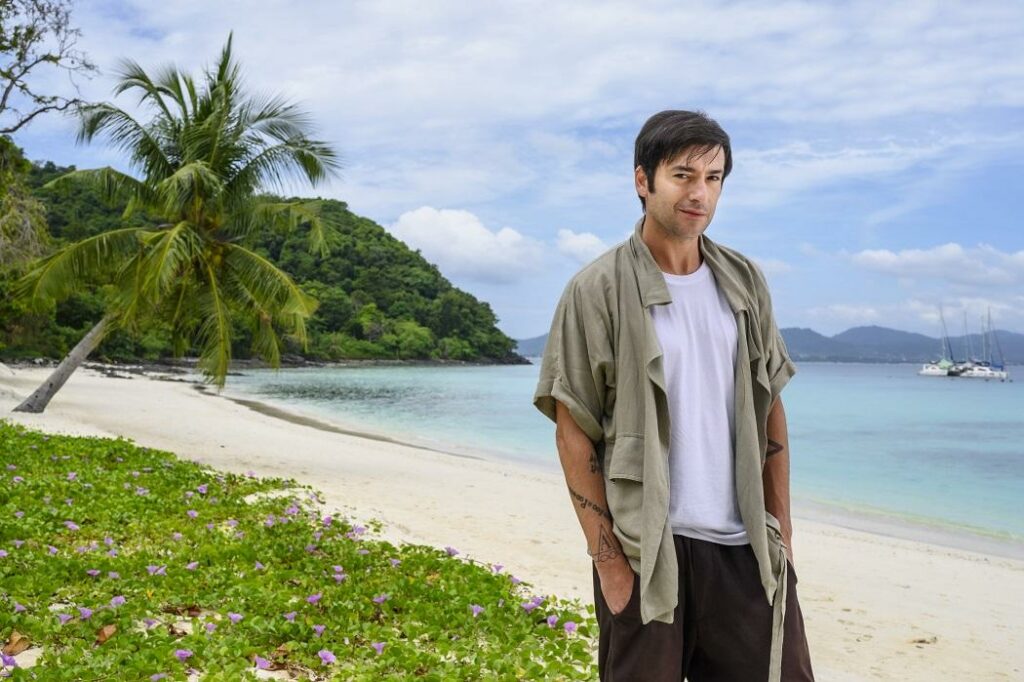 Radu Vâlcan, pe o insulă din Thailanda, îmbrăcat lejer