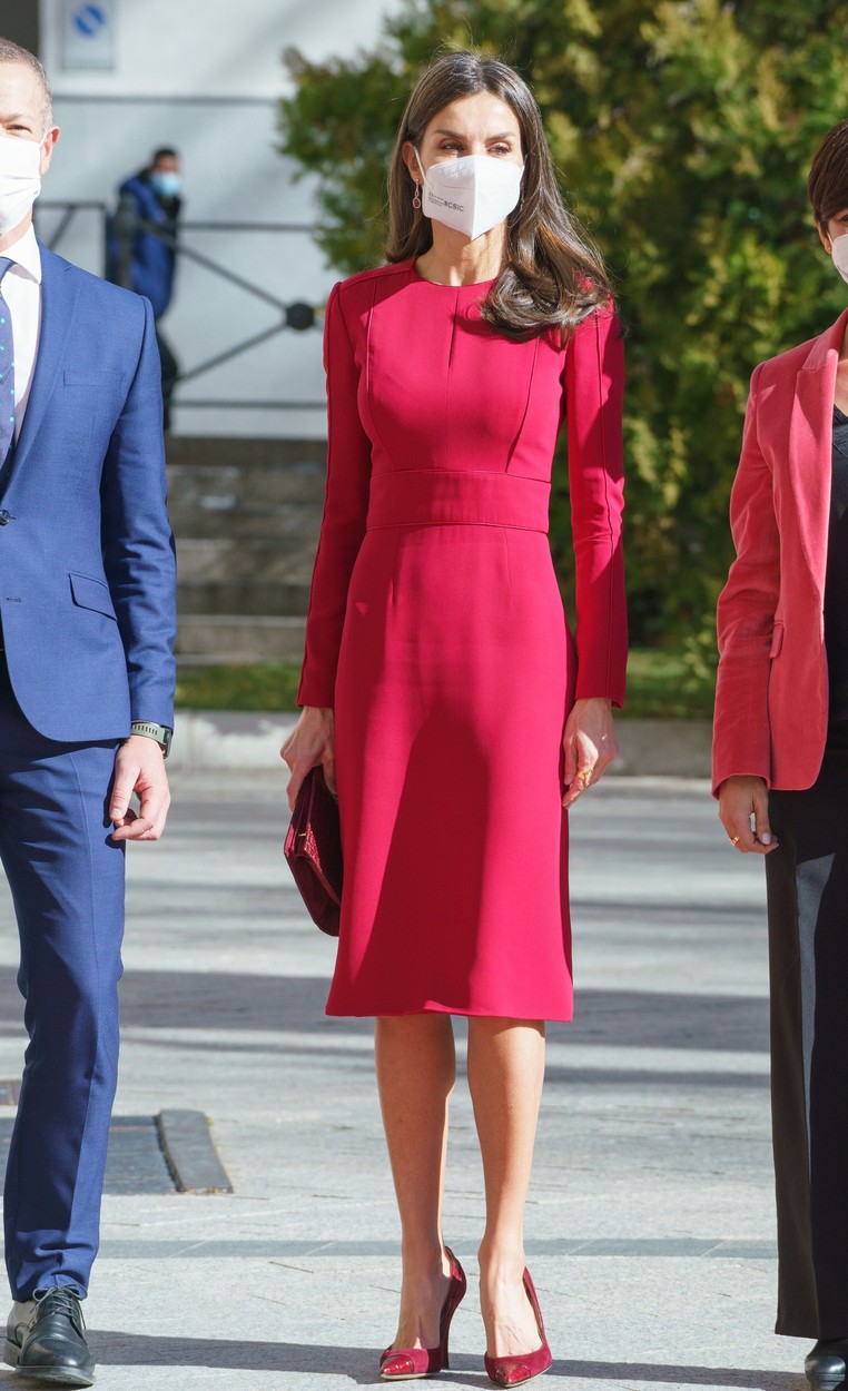 Regina Letizia a îmbrăcat o rochie roșie midi, cu un croi în formă de A, pe care a purtat la decernarea unor premii mass media
