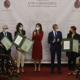 Regina Letizia, alături de alți oameni la un eveniment dedicat jurnalismului de calitate din Spania