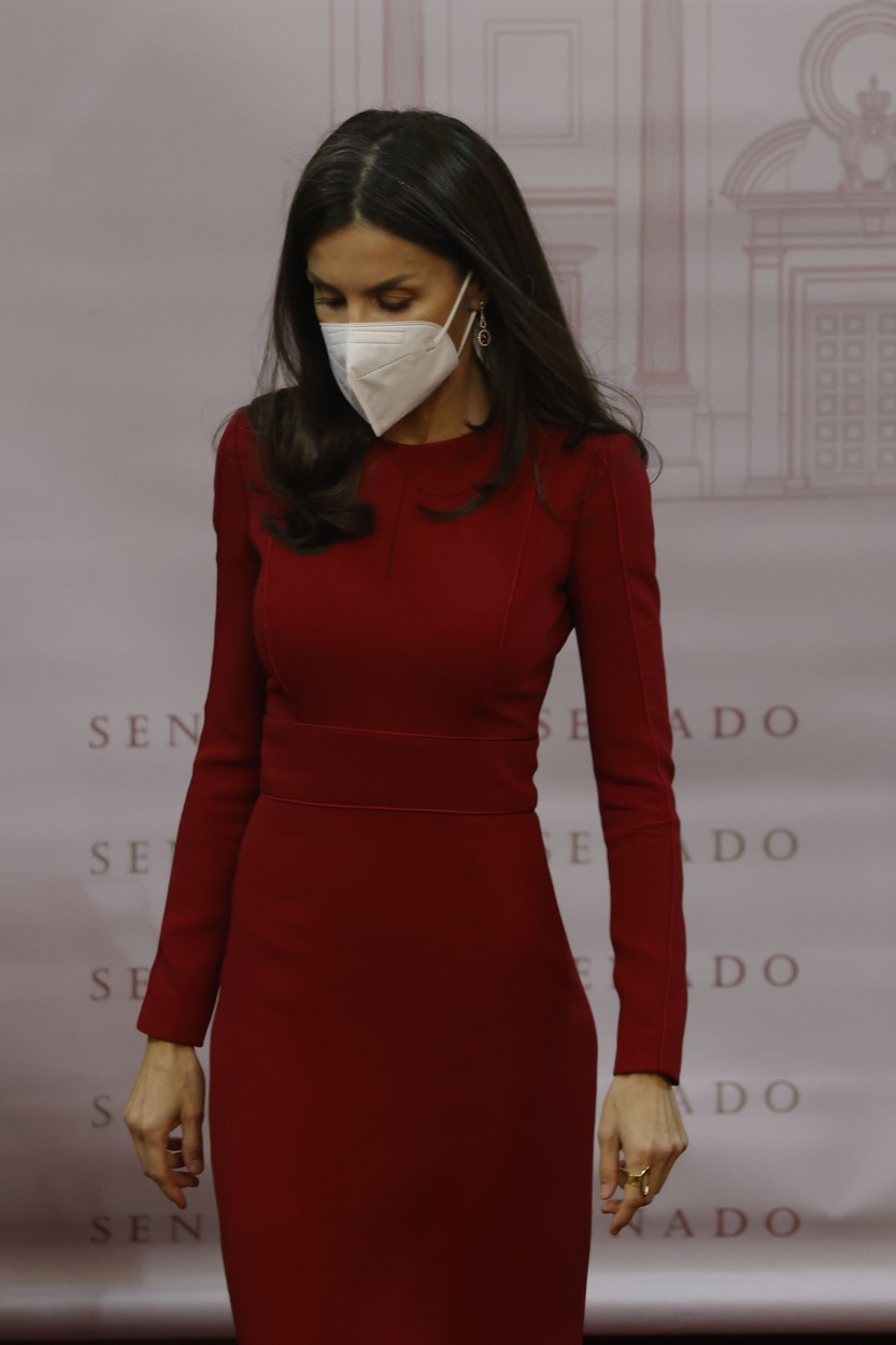 Regina Letizia, cu mască pe față, la un eveniment în Madrid