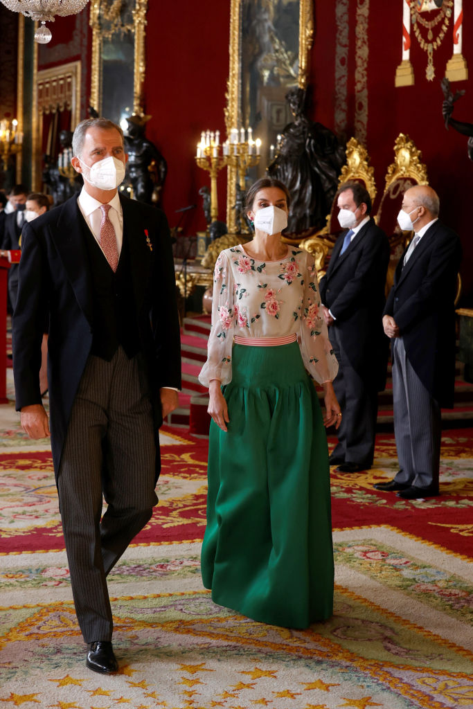 Regina Letizia și Regele Felipe, la un eveniment, îmbrăcați elegant