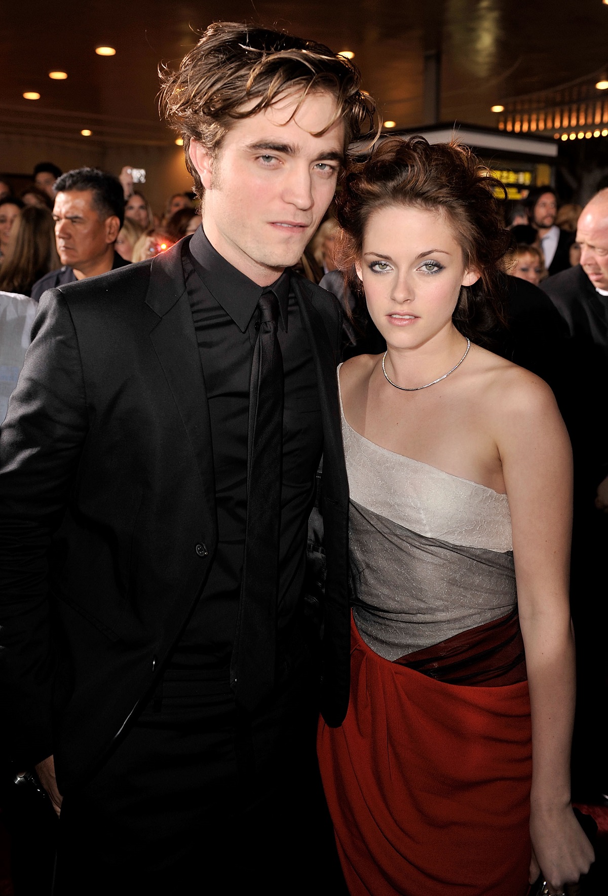Krsiten Stewart într-o rochie cu umerii goi, alături deRobert Pattinson la premiera filmului Twilight din California în anul 2008