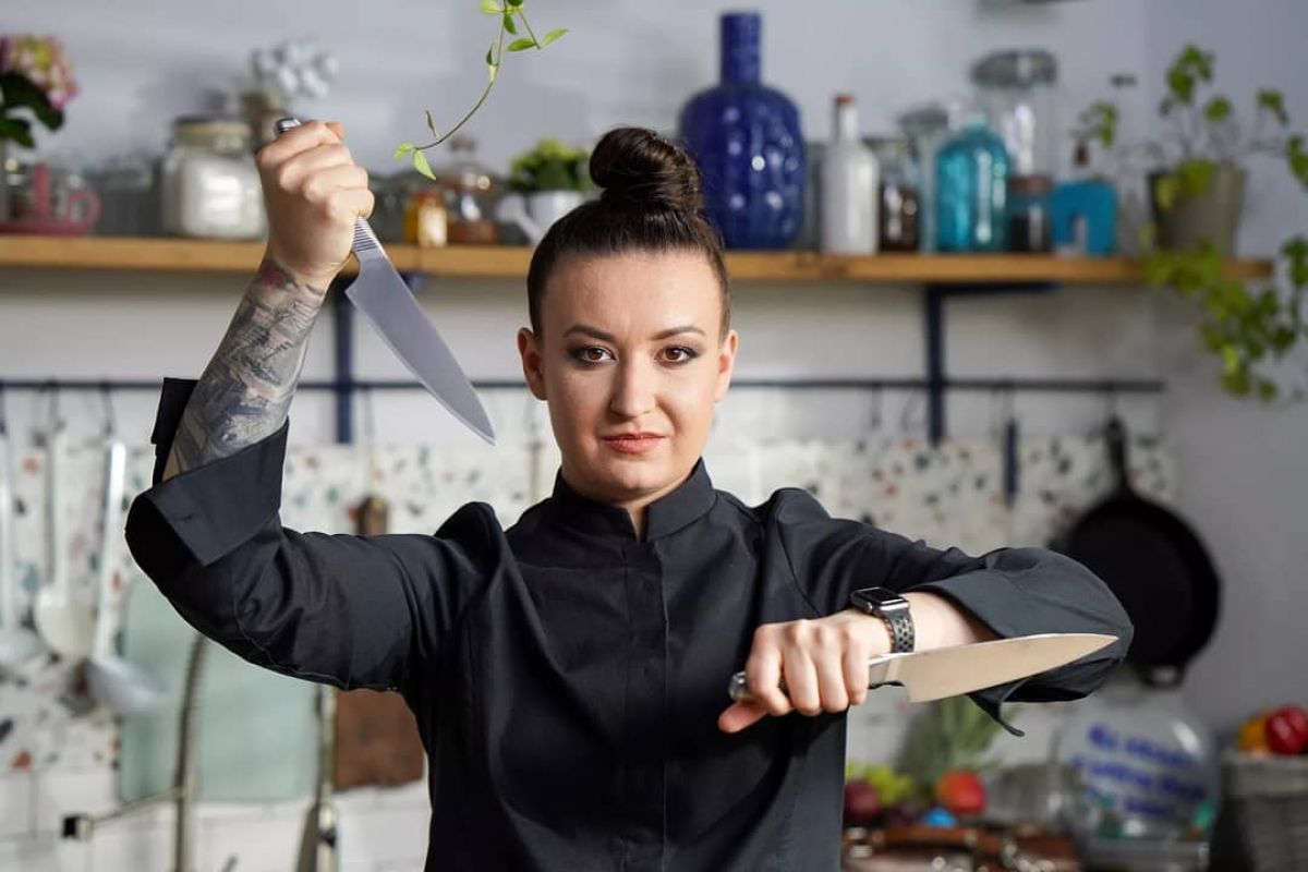 Roxana Blenche, fotografiată cu cuțite în mână