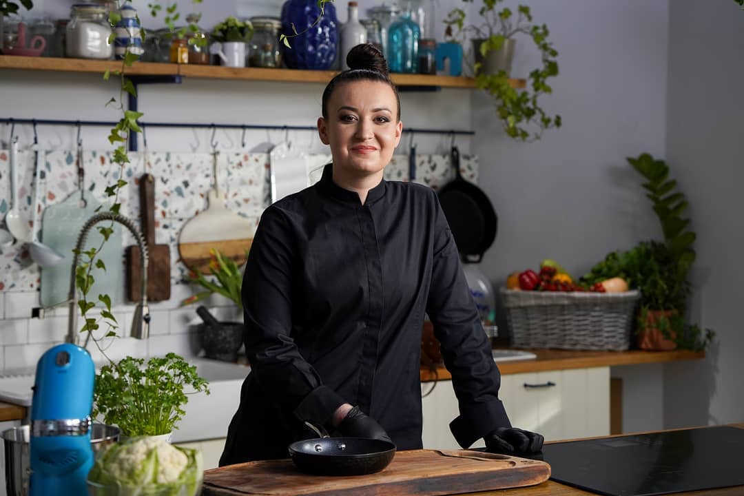 Roxana Blenche, îmbrăcată în negru, în bucătăria Hello Chef
