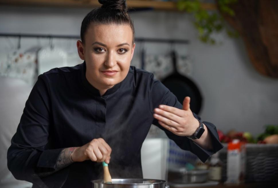 Roxana Blenche, fotografiată în timp ce gătește la Hello Chef