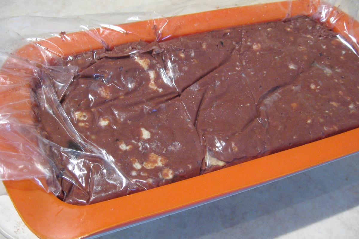 Tort de biscuiți cu ciocolată și fistic în formă de chec