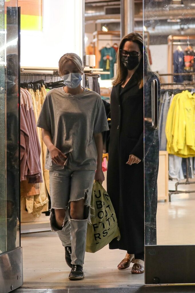 Vivienne Jolie-Pitt, fotografiată în timp ce iese dintr-un magazin de haine, îmbrăcată casual