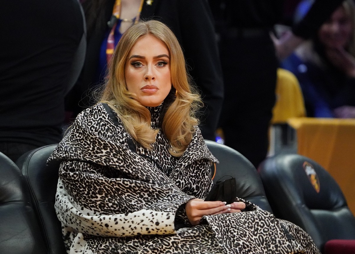 Adele într-un palton cu imprimeu de leopard a mers la un meci de baschet cu Rich Paul