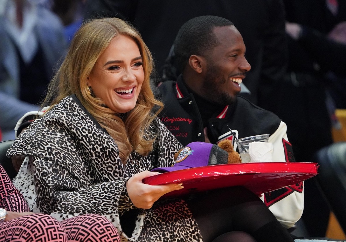 Adele într-o haină cu imprimeu de leopard, alături de Rich Paul la o întâlnire romantică la un meci de baschet