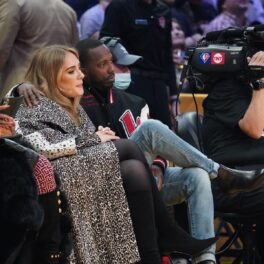 Adele și Rich Paul în timp ce privesc împreună un meci de baschet din Cleveland