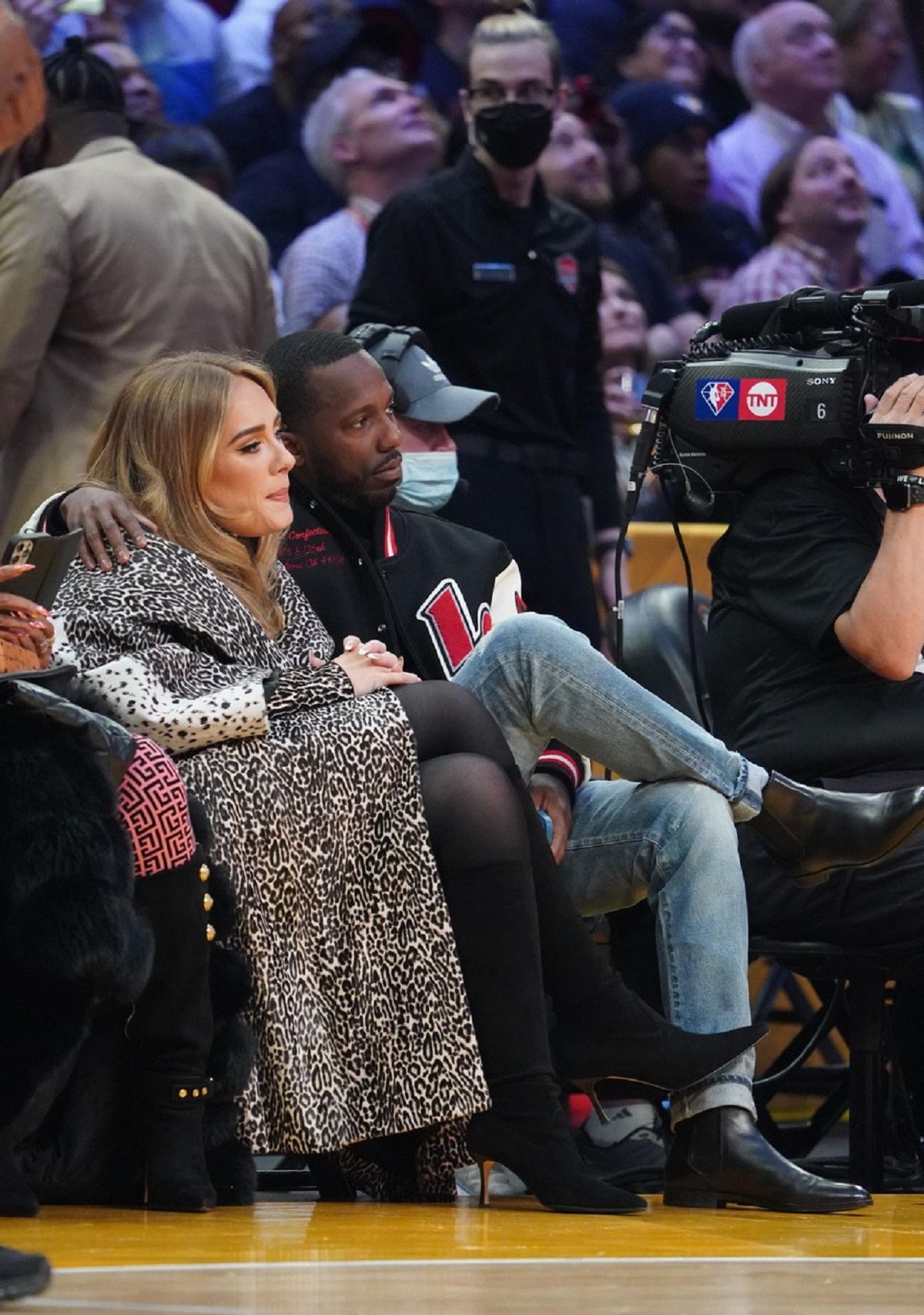 Adele și Rich Paul în timp ce privesc împreună un meci de baschet din Cleveland