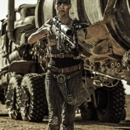Charlize Theron pe platourile de filmare ale producției Mad Max Fury Road
