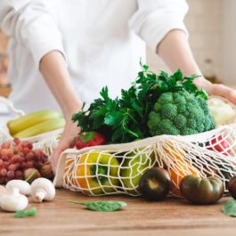 O masă pe care se află o pungă cu alimente pentru a demonstra cum poți avea o dietă sustenabilă