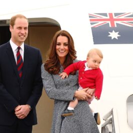 Prințul William alături de Kate Middleton care îl ține în brațe pe Prințul George
