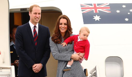 Prințul William alături de Kate Middleton care îl ține în brațe pe Prințul George