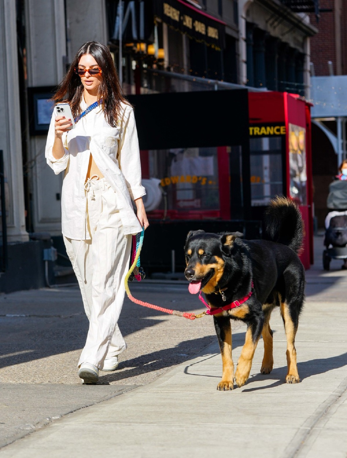 Emily Ratajkowski într-o ținută all white în timp ce își plimbă câinele pe străzile din New York