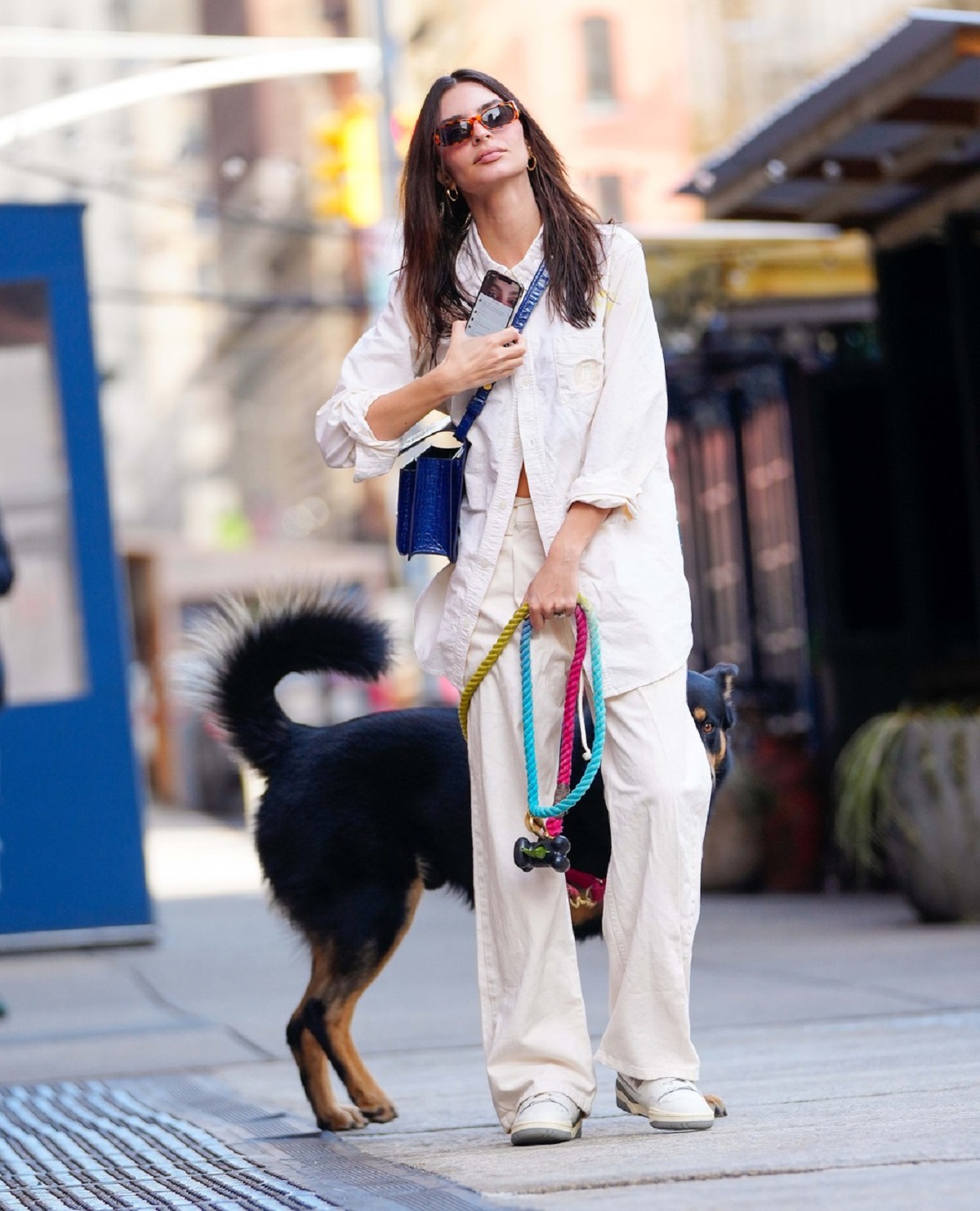 Emily Ratajkowski într-o ținută all white în timp ce își plimbă câinele pe străzile din New York