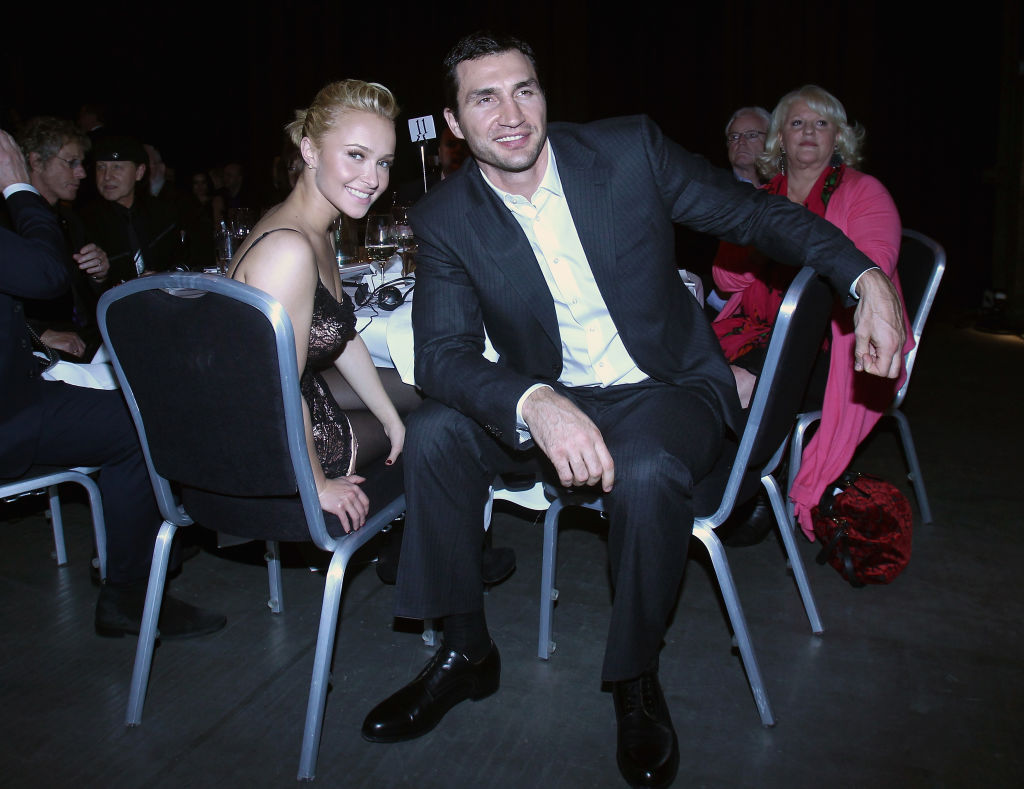 Hayden Panettiere si tatal fetitei sale, la un eveniment, așezați la masă