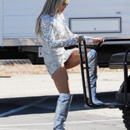 Heidi Klum într-o rochie argintie în timp ce se urcă într-un camion la o ședință foto din Los Angeles