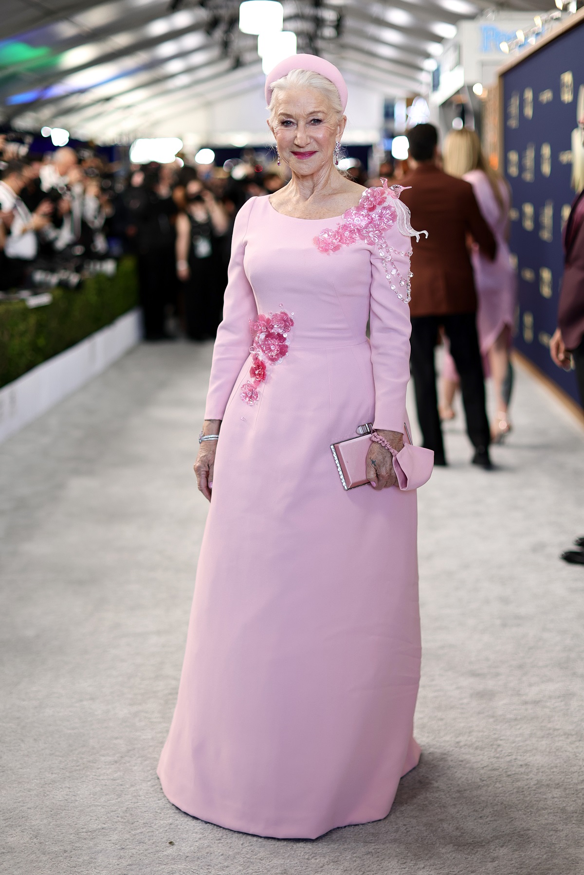 Actrița Helen Mirren într-o rochie roz la gala premiilor SAG 2022