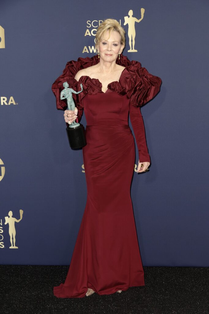 Jean Smart a purtat o rochie lungă într-o nunață de burgundy pe covorul roșu de la premiile SAG 2022