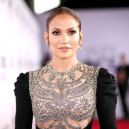 Jennifer Lopez într-o rochie cu mâneci negre și dantelă argintie la People's Choice Awards 2017