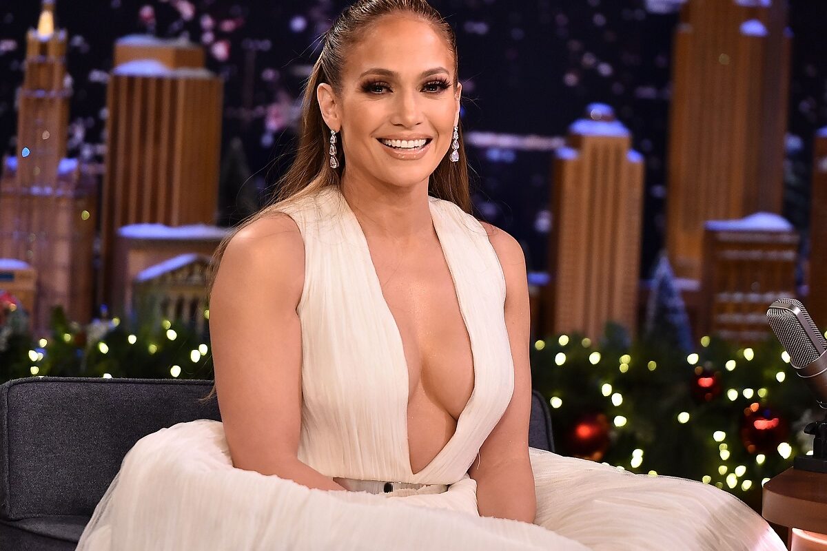 Jennifer Lopez într-o rochie albă în timp ce se află pe platoruile emisunii Saturday Night
