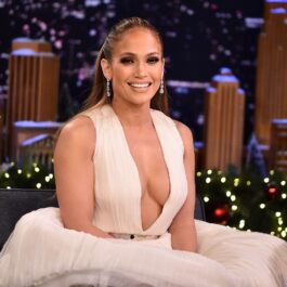 Jennifer Lopez într-o rochie albă în timp ce se află pe platoruile emisunii Saturday Night