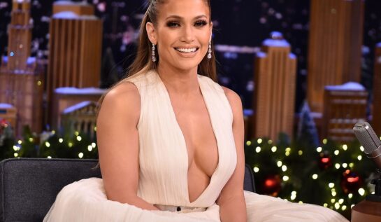 Jennifer Lopez a purtat o rochie cu spatele gol. Cântăreața a pozat pentru interviul cu jurnalista Nicole Sperling
