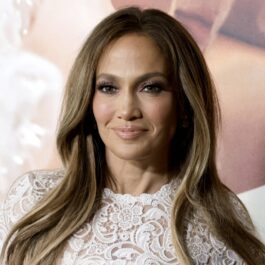 Jennifer Lopez într-o rochie albă din dantelă la premiera filmului Marry Me