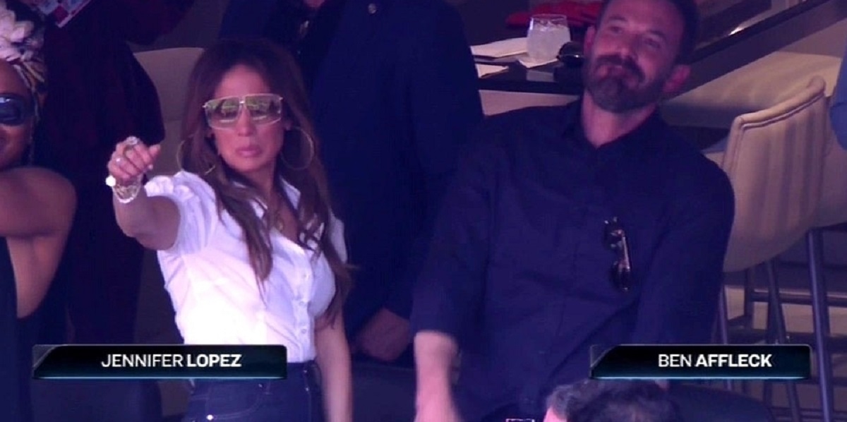 Jennifer Lopez alături de Ben Affleck în timp ce dansează împreună la super Bowl 2022
