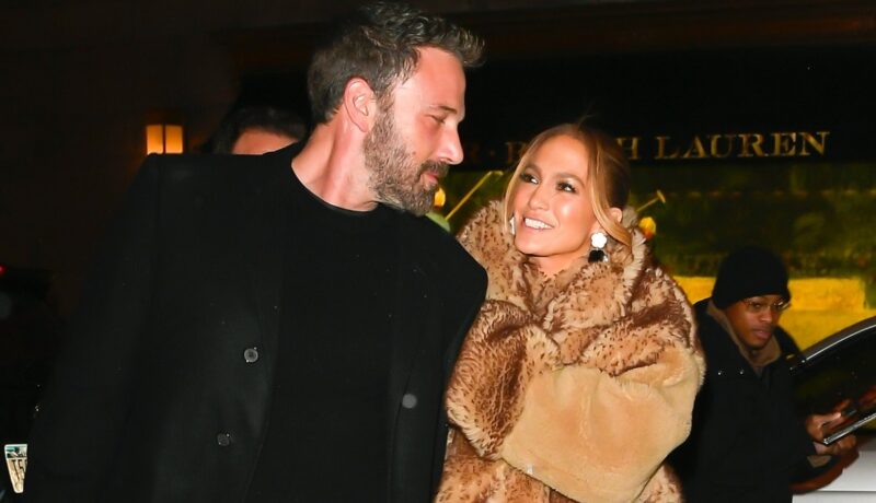 Jennifer Lopez într-o haină de blană alături de Ben Affleck